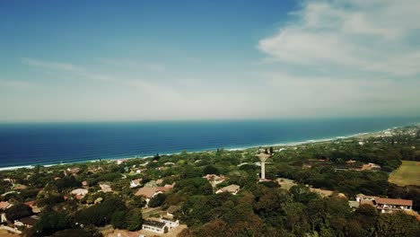 imágenes aéreas filmadas por un dron de la playa de scottburgh y campos de hierba con casas residenciales con vista al mar en kwa zulu natal sudáfrica