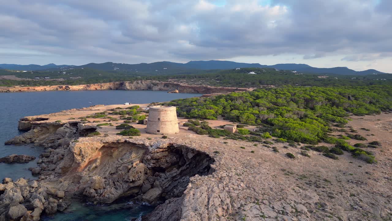 tramonto costiero mediterraneo antica torre storica