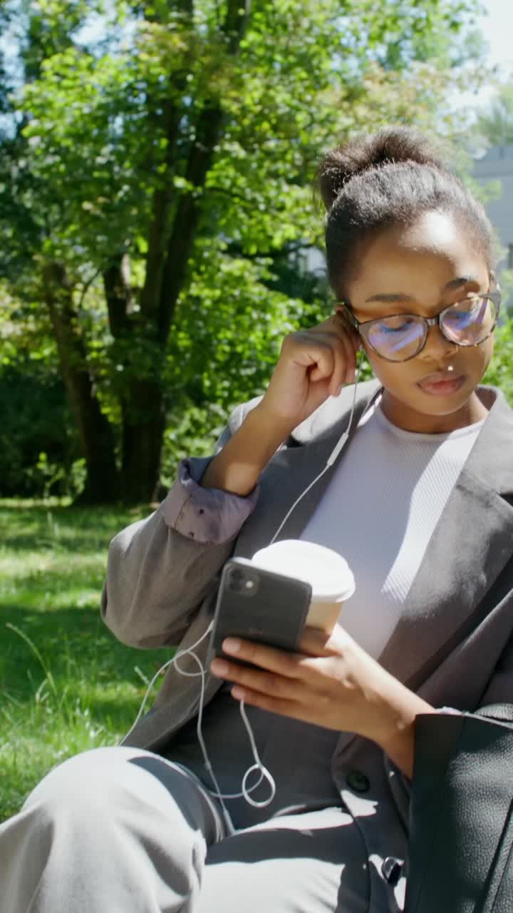 una mujer joven relajándose en el parque.