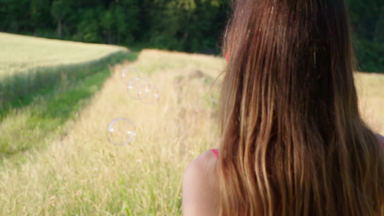 비누방울을 부는 여자