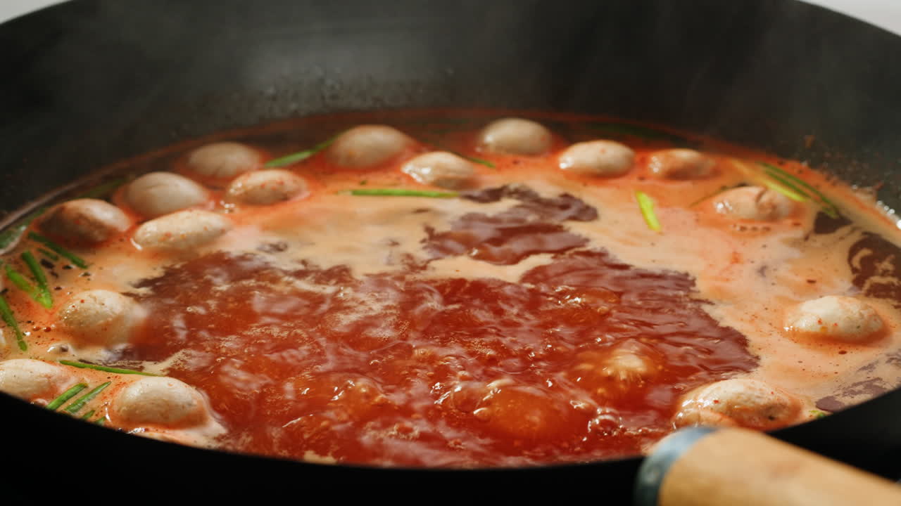 cocina tailandesa en olla caliente con albóndigas