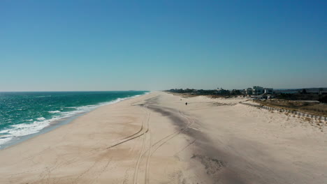 experimente la impresionante belleza de la playa de southampton en los hamptons con esta impresionante toma de drone, que muestra la inmensidad del mar y el océano, proporcionando una perspectiva única de nueva york.