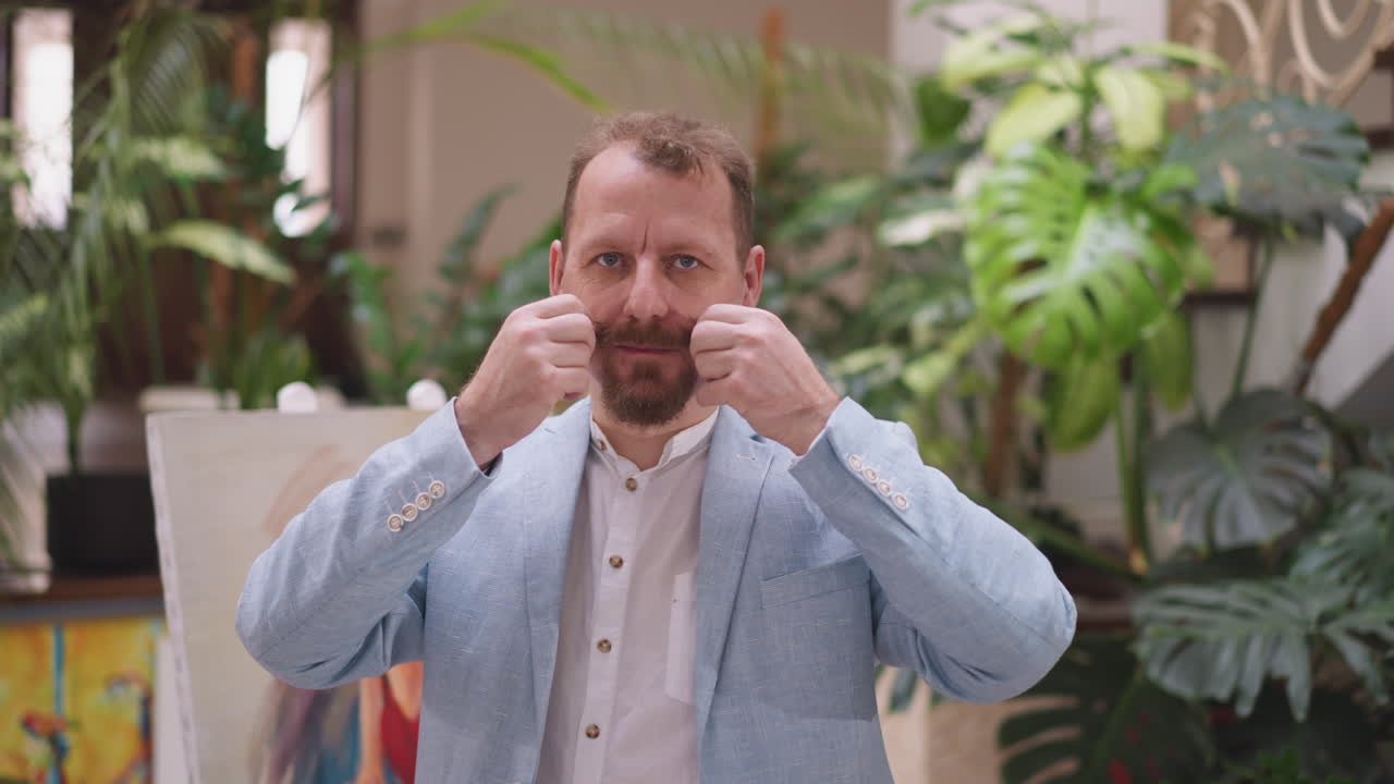 элегантный зрелый художник воплощает заботу о себе против шезлонга. профессиональный художник включает в себя гармоничное сочетание самовыражения и художественной самоотверженности в художественной студии