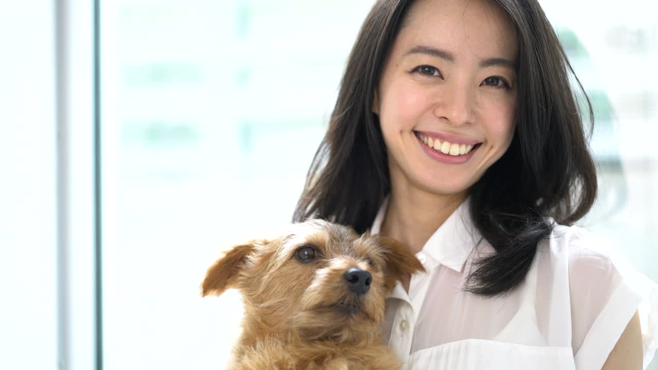 젊은 여자와 개