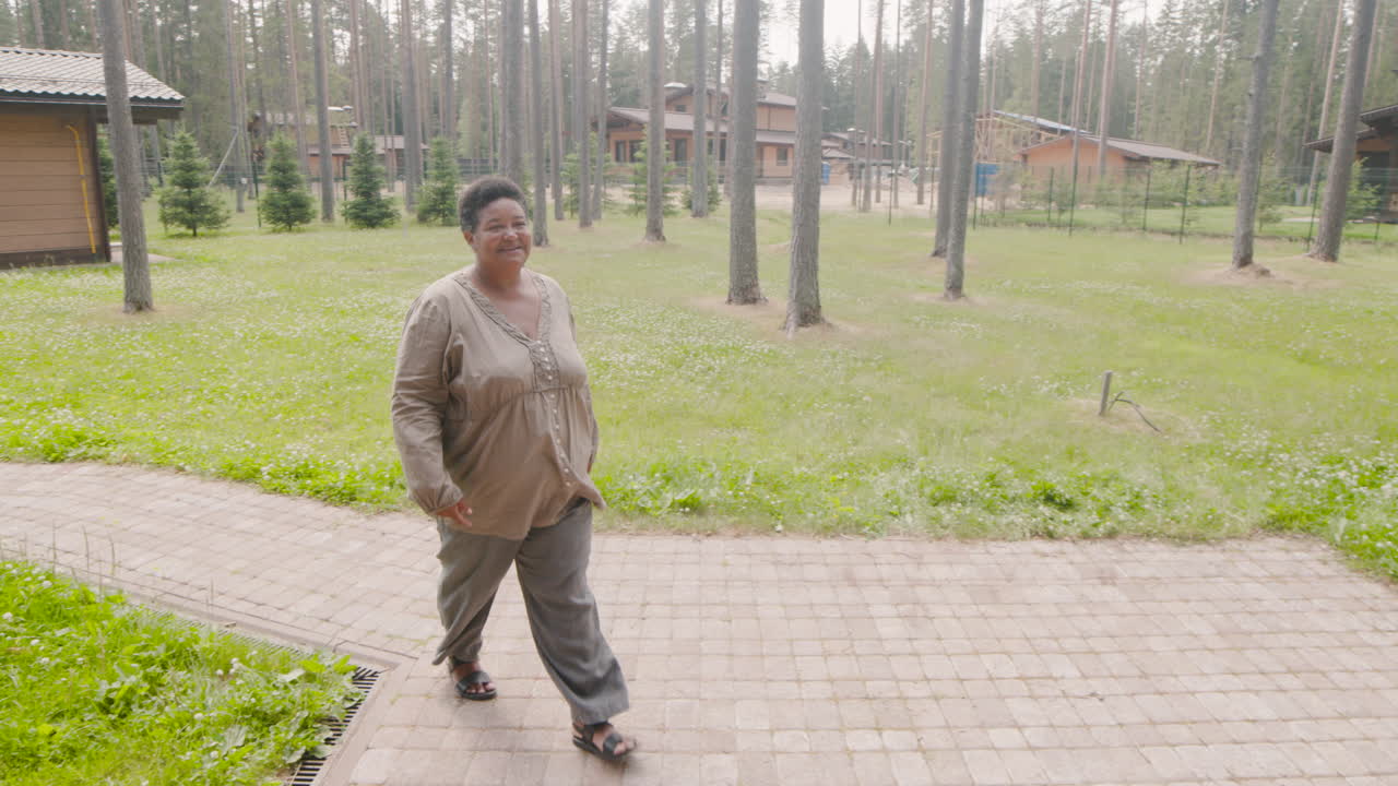 소파와 3층에 앉아 공부하는 그룹