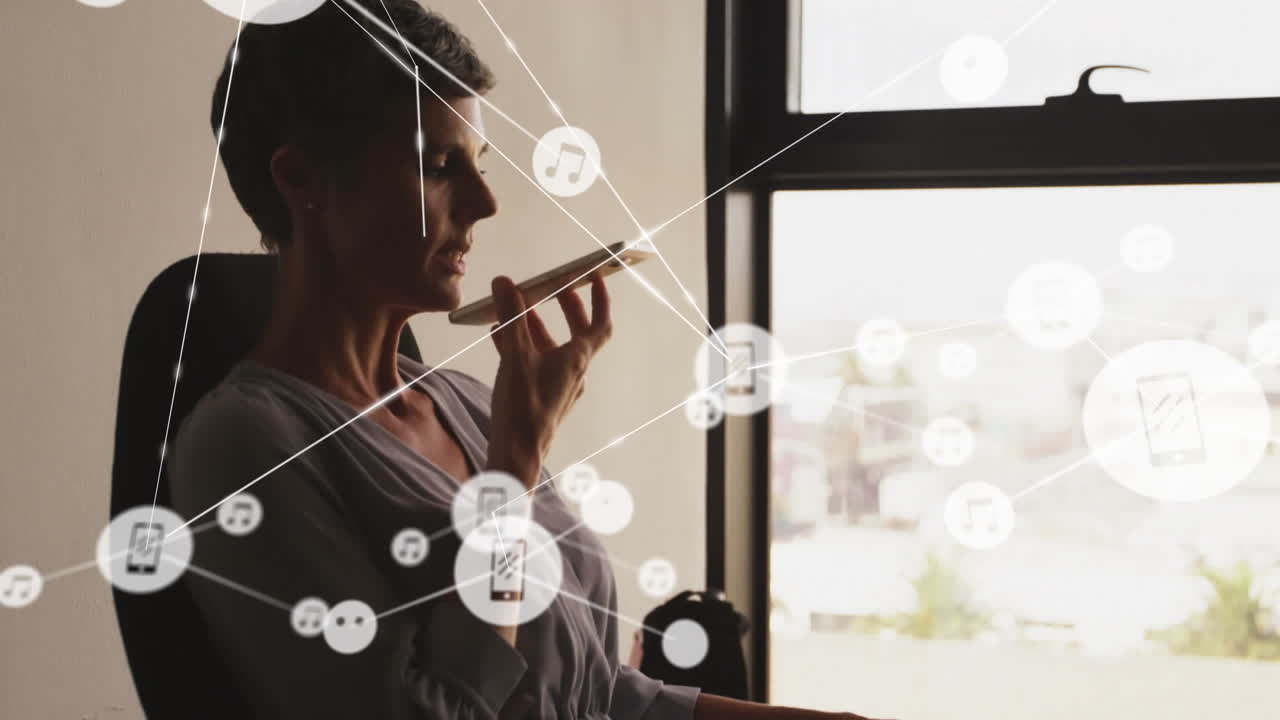 사무실 의 책상 에서 휴대 전화 로 이야기 하는 사업가