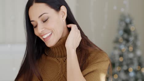 Mujer-Joven-Atractiva-Y-Elegante-En-Su-Sala-De-Estar