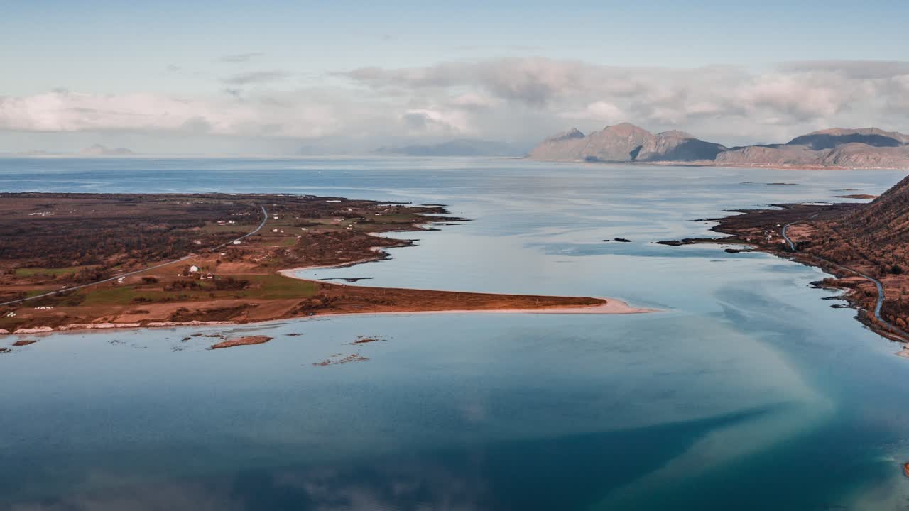 스트론스타드 지역, 노들랜드, 로포텐 해안에 있는 피요르드와 작은 마을의 공중 전망