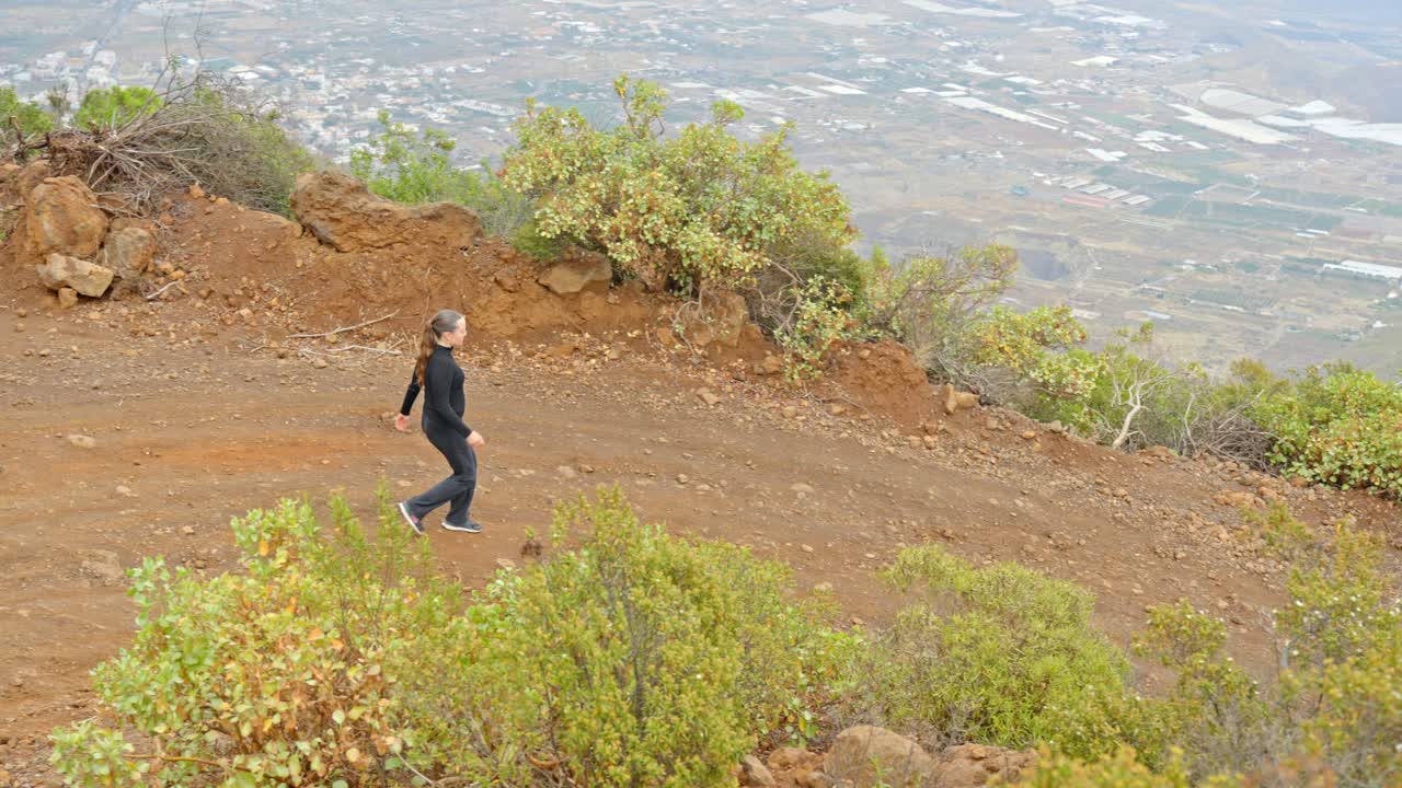 sendero en la cima de las montañas de tenerife, caminata casual de una mujer