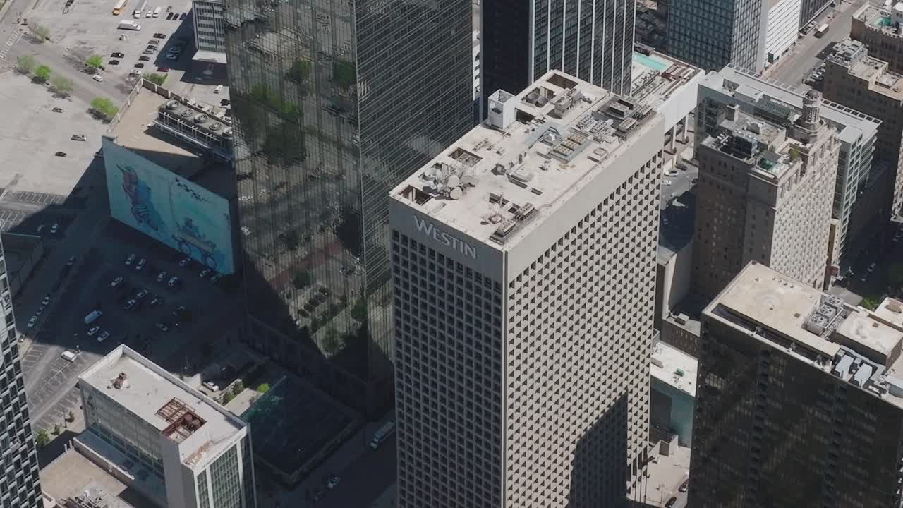 Vista do centro de Dallas, Texas, de cima, com edifícios e ruas