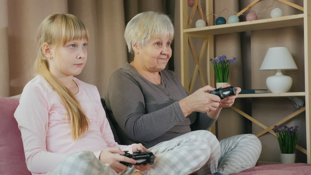 Bedstemor og barnebarn spiller videospil sammen 4