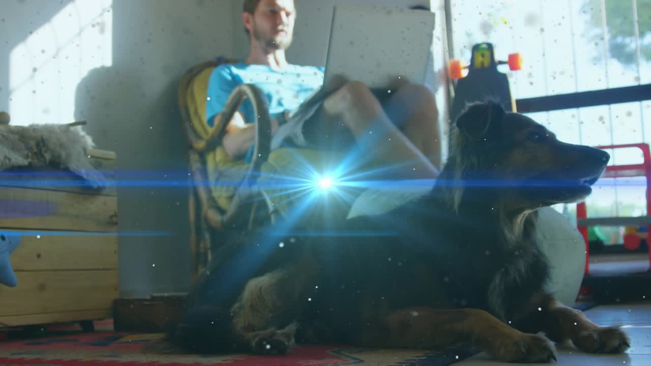 Hombre usando el smartphone iniciando un efecto de partículas luminosas alrededor de un perro durante una demostración tecnológica