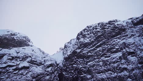 Montañas-Rocosas-Cubiertas-De-Nieve-Contra-El-Cielo-Despejado-Durante-El-Invierno