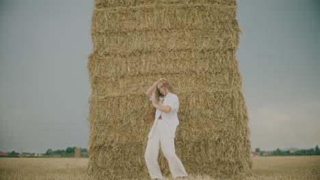 bailando en las tierras de cultivo