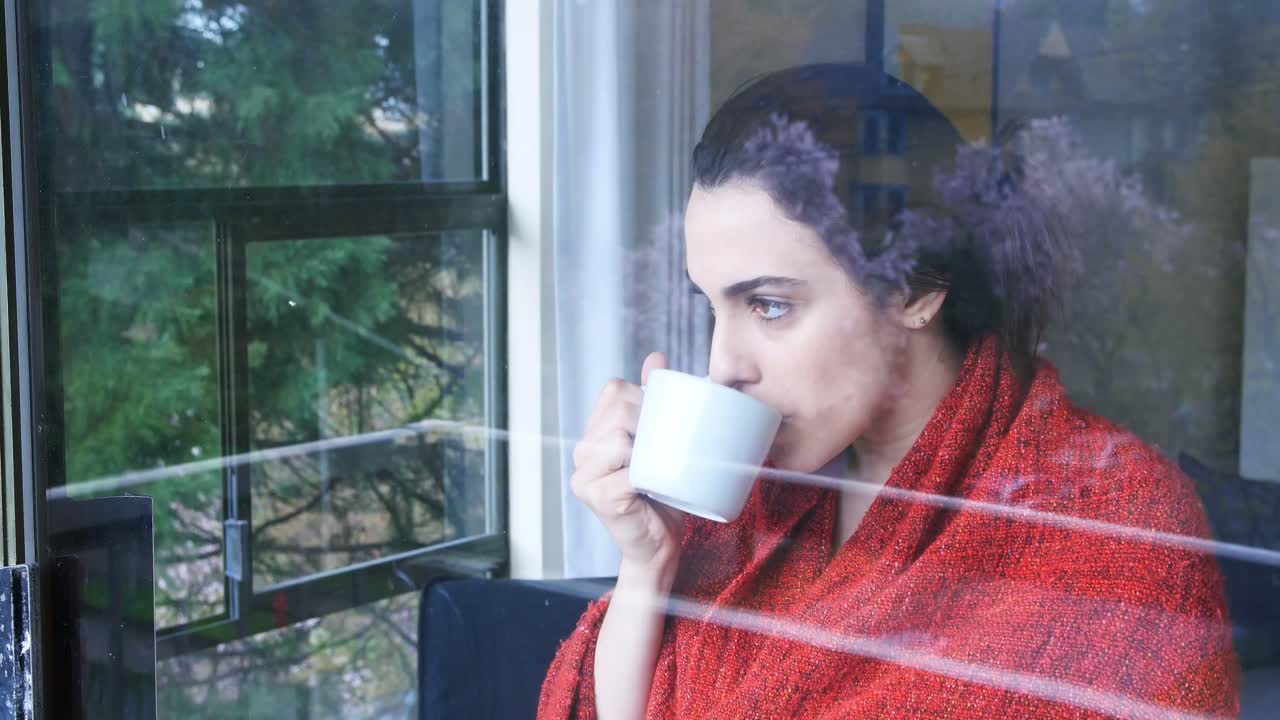 Donna pensierosa che beve caffè vicino alla finestra 4k