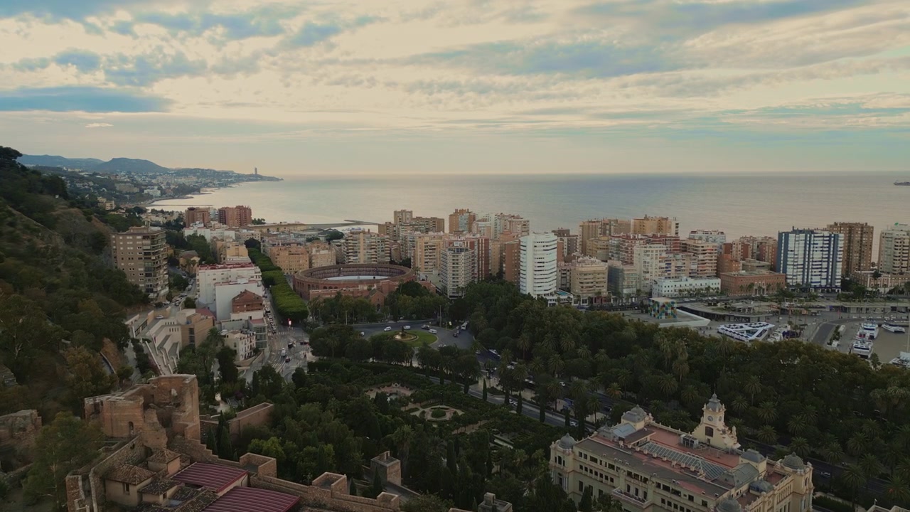 Vista aerea della storica Alcazaba e della città costiera di Malaga, Spagna