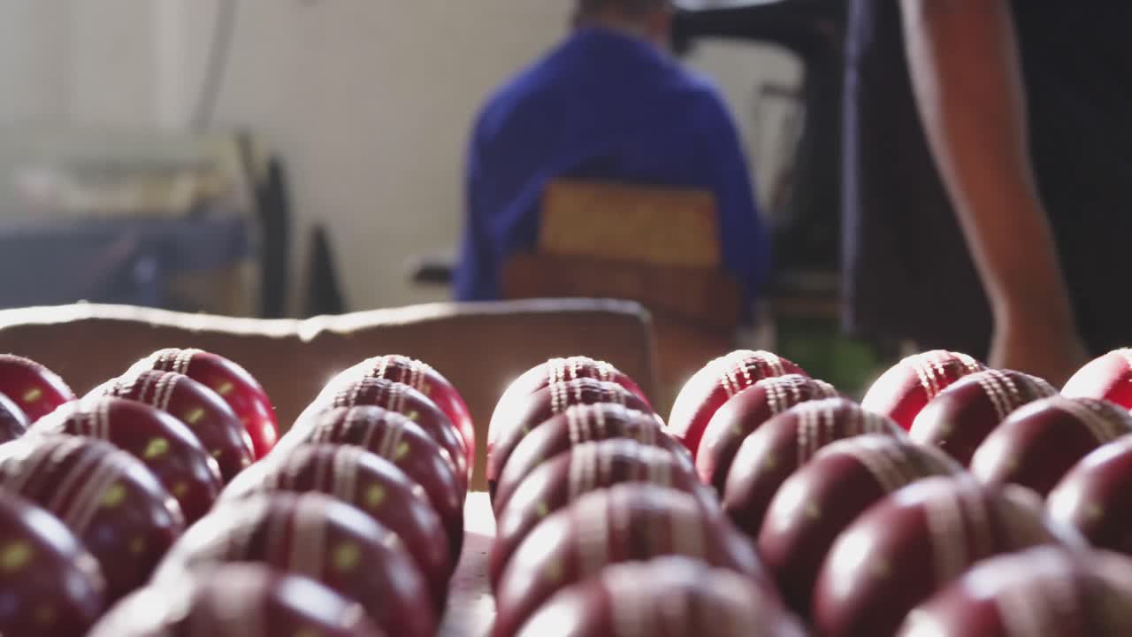 vista frontal de una pelota de cricket hecha a mano en una fábrica