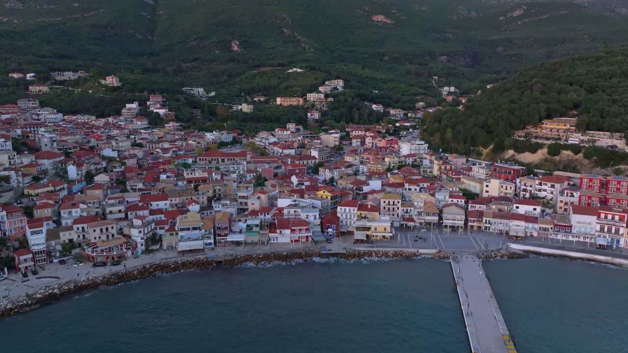 I tetti colorati di Parga che si estendono sul mare, Grecia.