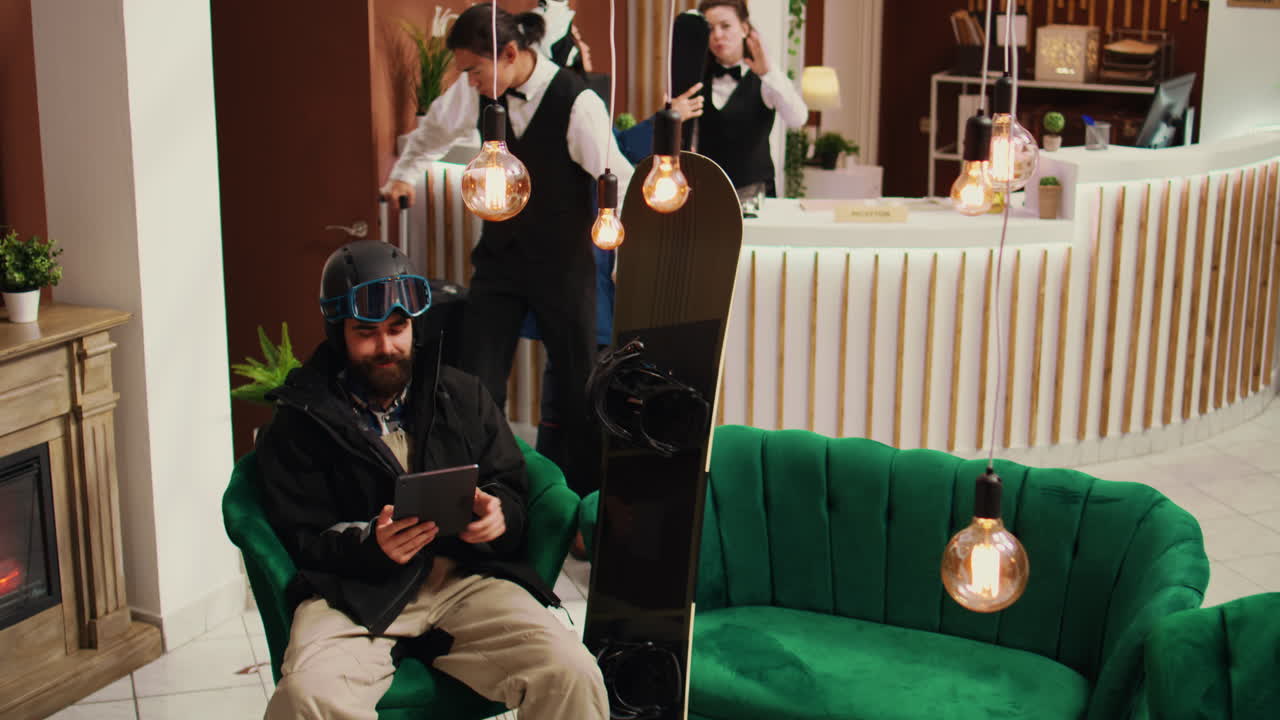 호텔 투숙객은 로비에서 디지털 태블릿을 사용합니다.