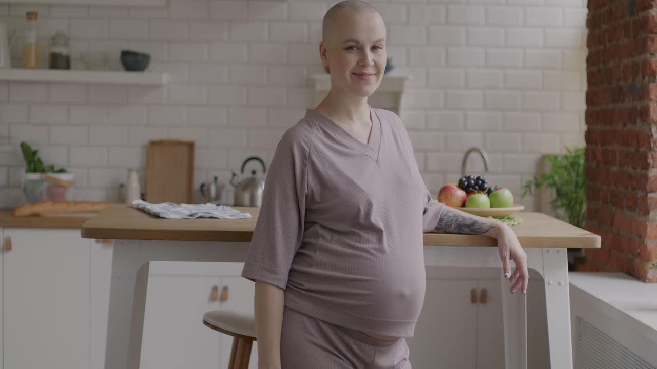 Donna incinta in cucina