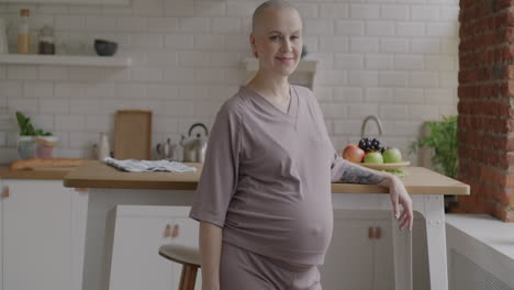 mujer embarazada en la cocina