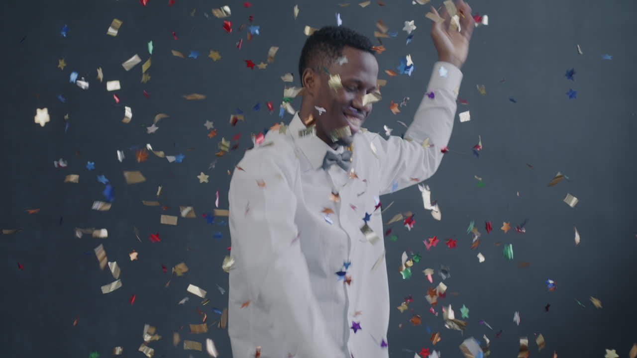 Uomo che celebra con i confetti