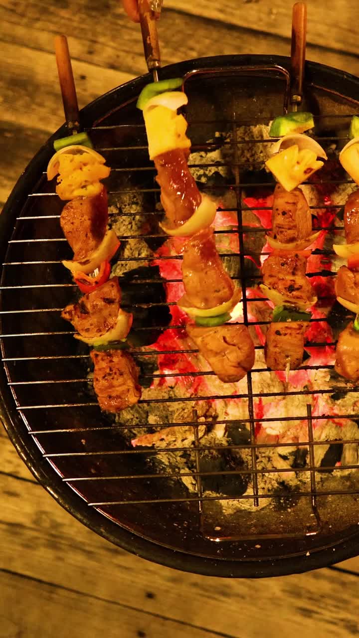 Lihavartaiden grillaaminen hehkuvien hiilien yllä