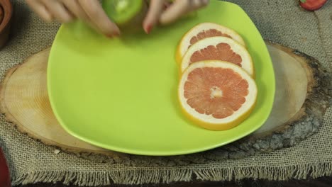 plato de frutas preparadas