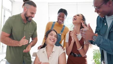 objetivos, aplausos o mujer feliz con el éxito