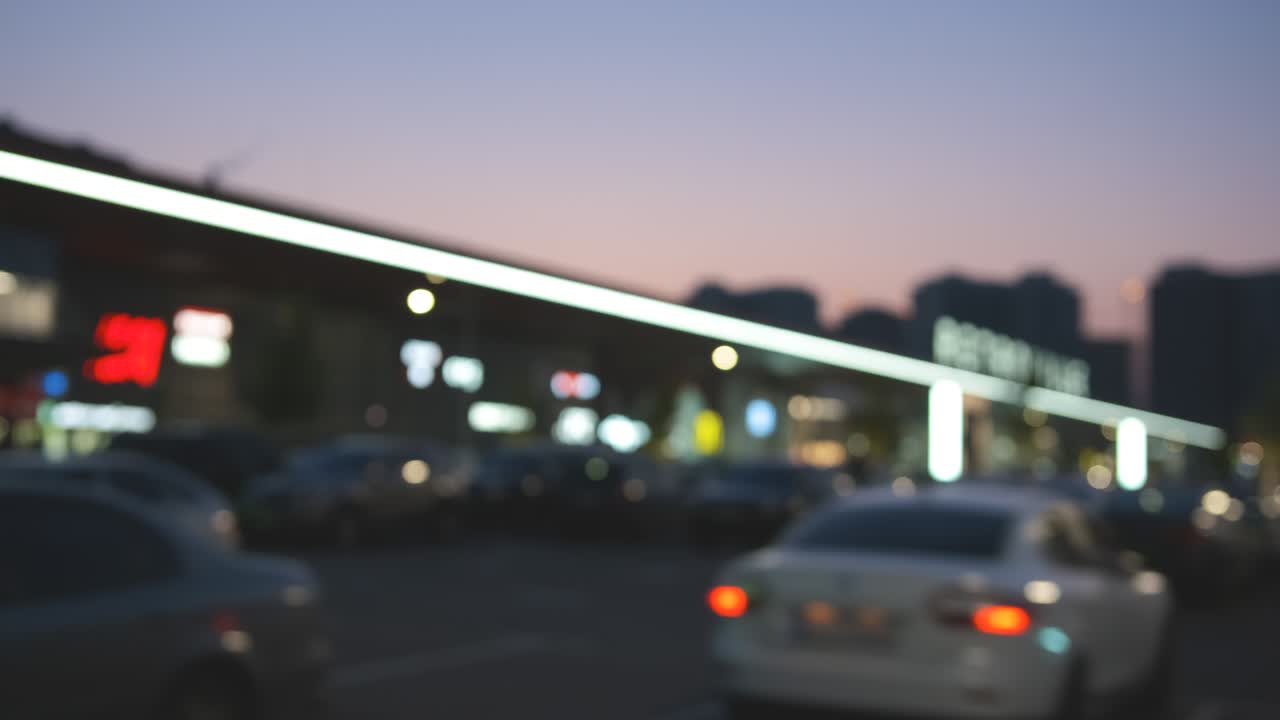 borrón de las luces de la ciudad. movimiento disparado desde el coche