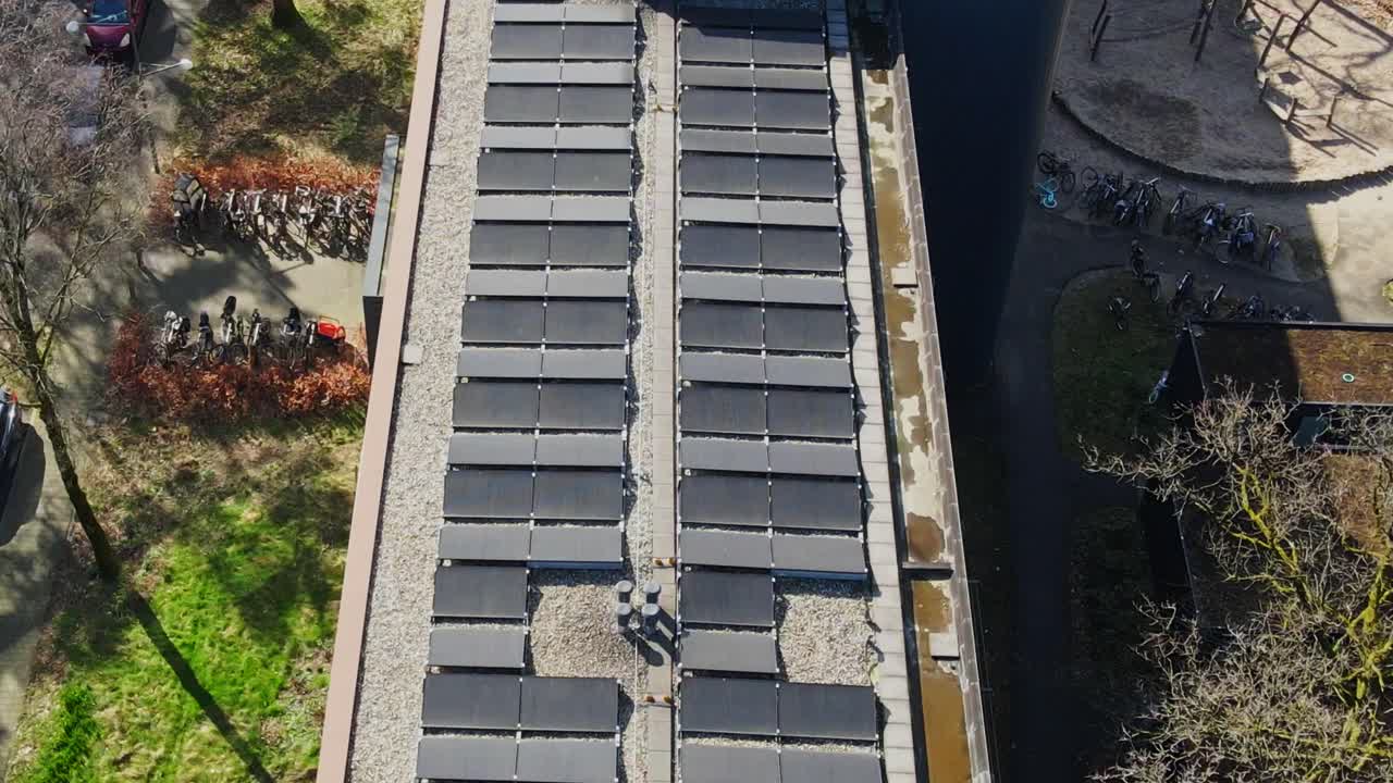 아파트 건물 꼭대기에 있는 태양광 패널 위를 낮게 날아다니는 드론