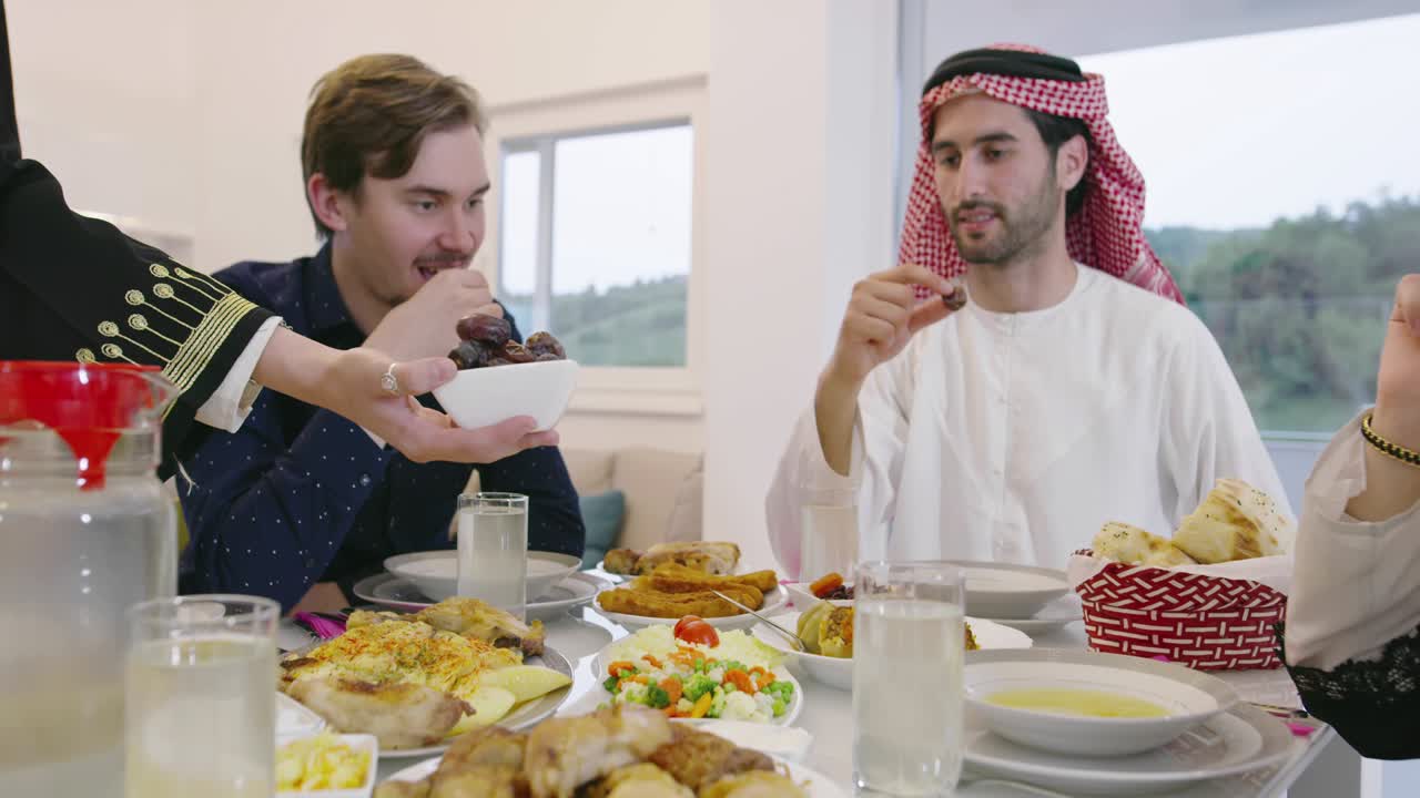 tener citas familiares durante la cena de ramadán o el iftar