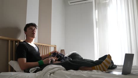 pareja relajándose en la cama