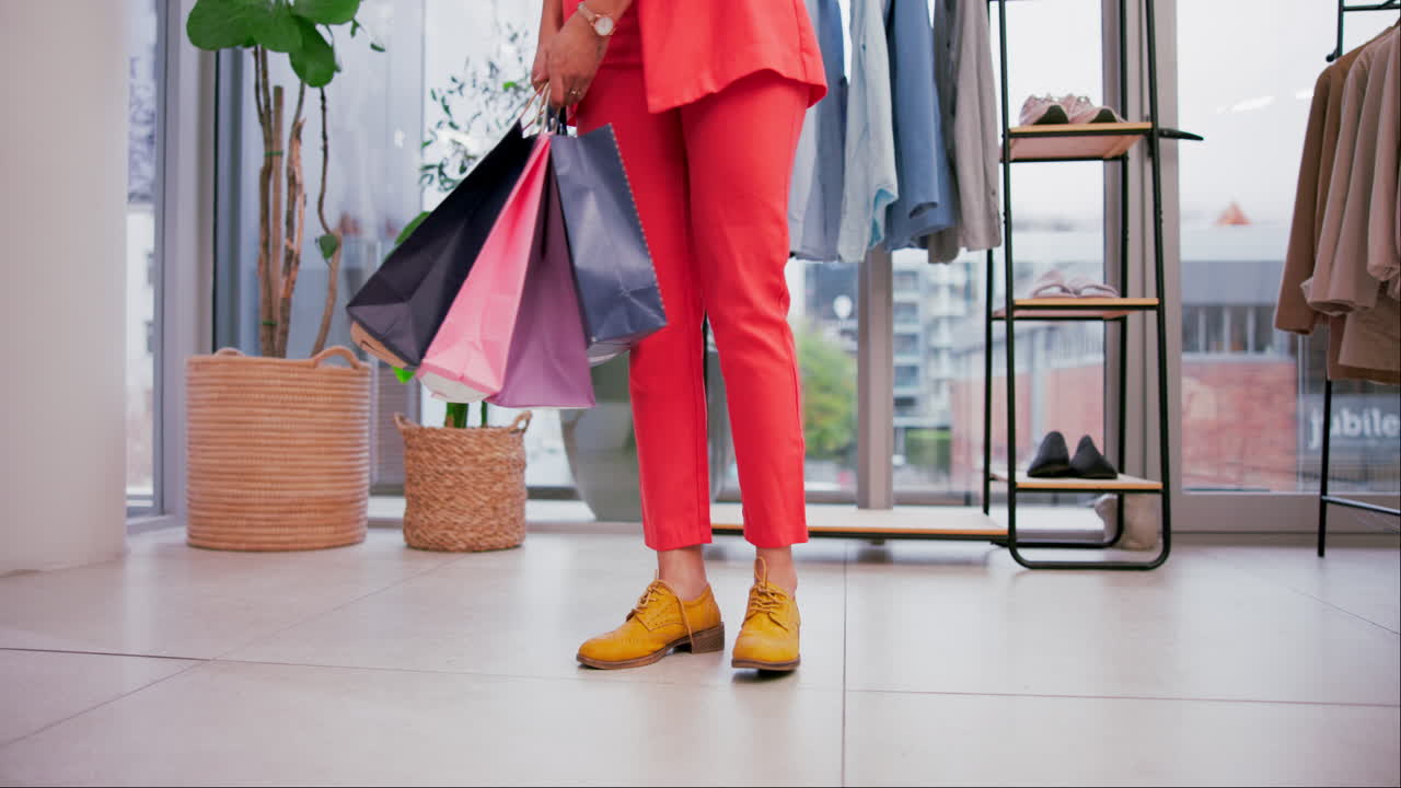 moda, bolsa de compras y zapatos de la persona en la tienda