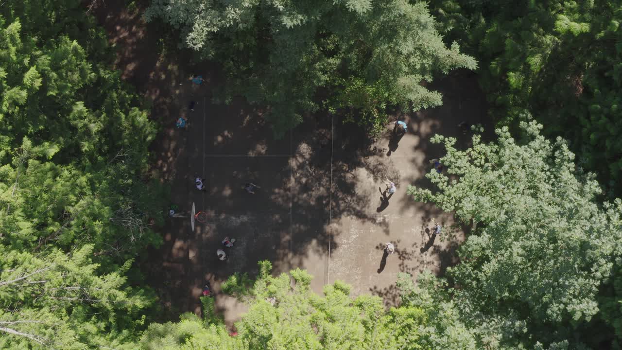 여름에 야외 코트에서 피클볼을 하는 사람들의 오버헤드 뷰