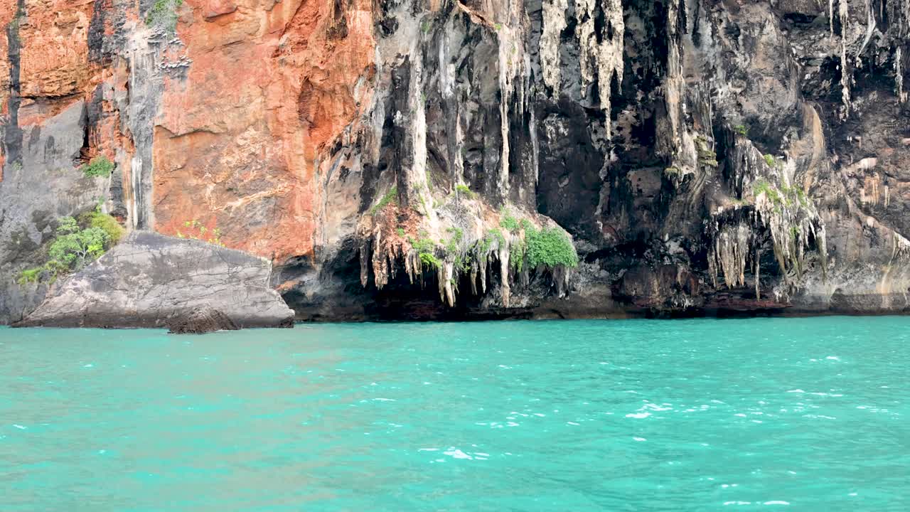 아름다운 해안 동굴과 푸른 물
