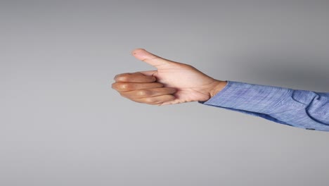 la mano de un hombre haciendo un gesto de pulgar hacia arriba