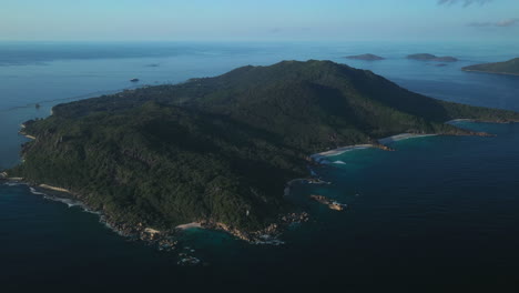 imágenes lentas de drones sobrevolando la isla de la digue en las seychelles