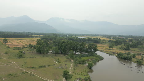 Elévese-Por-Encima-Del-Baño-De-Búfalos-Y-Granjas-En-Lang-Co-Campo-Vietnam