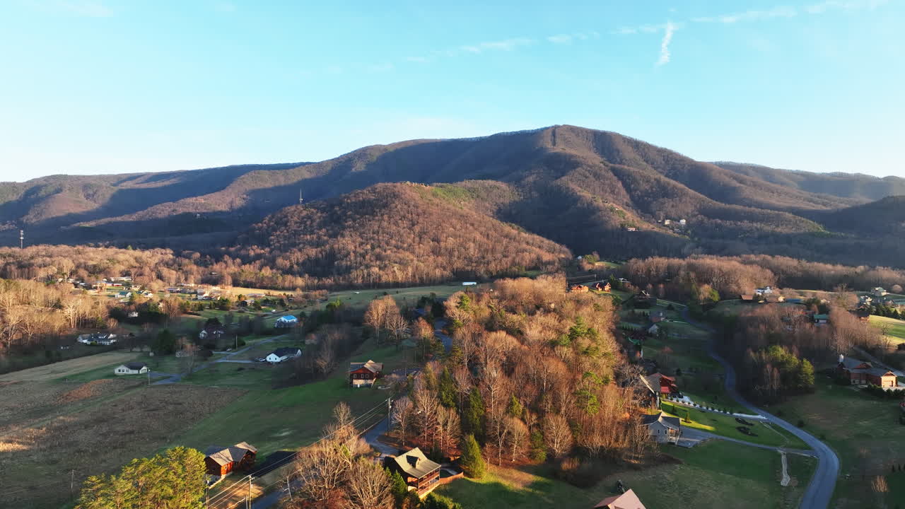 Klar blå himmel under en droneflyvning gennem Appalachia, der viser skønheden i Wears Valley og Great Smoky Mountains.