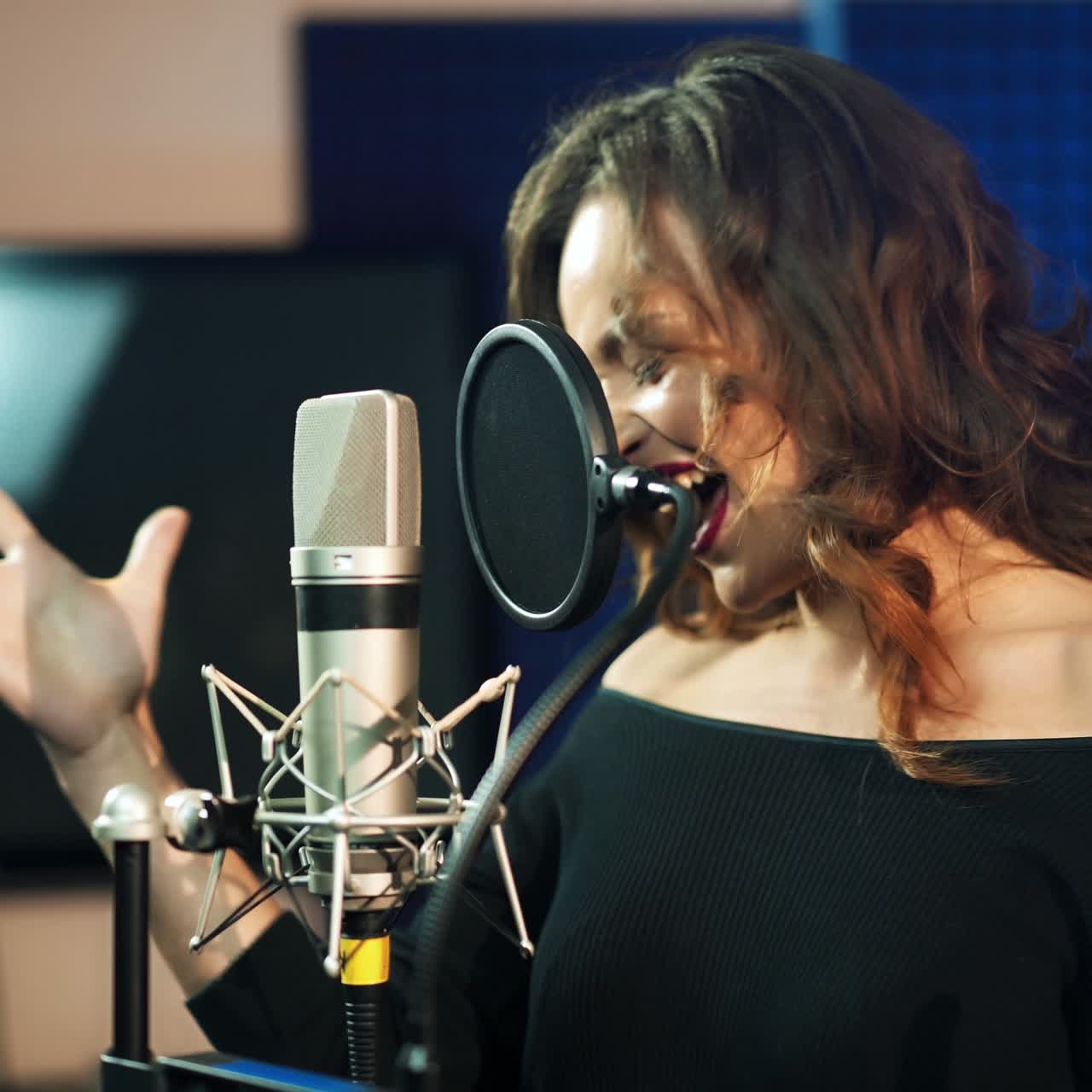Bella giovane cantante che ha registrato una canzone in uno studio di registrazione professionale. Voce femminile