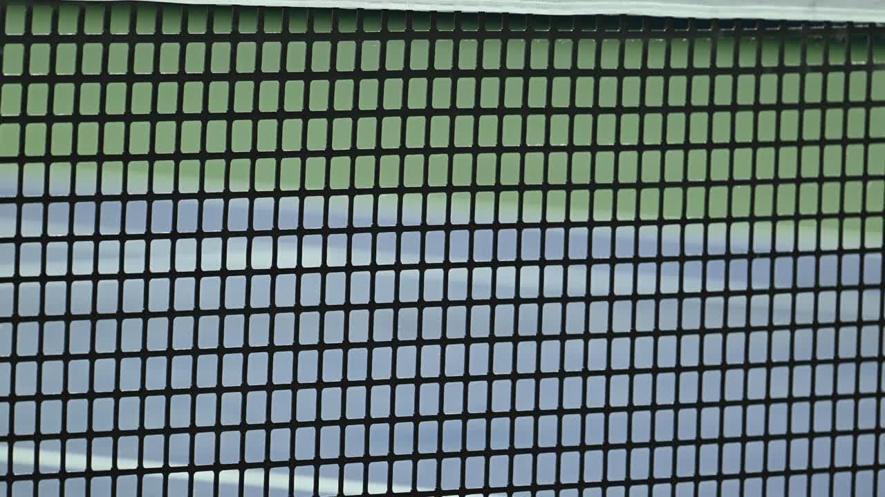 primer plano de una red de tenis profesional diseñada para torneos atp, hecha de material de caucho duradero