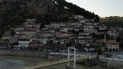 Dron-View-4k-Nacht-Von-Berat,-Albanien,-Der-Stadt-Der-Tausend-Fenster