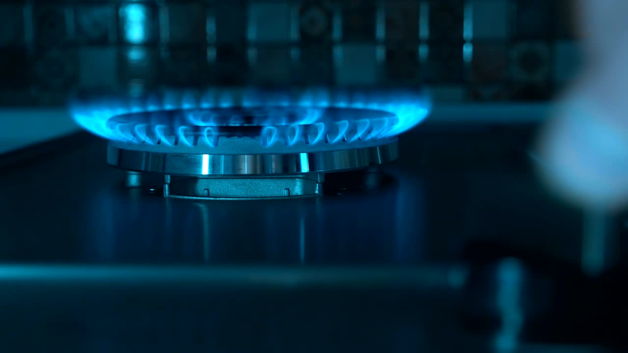 부에 있는 스토브에 가스가 불타고 있다. 손가락으로 가스 브를 돌려라.