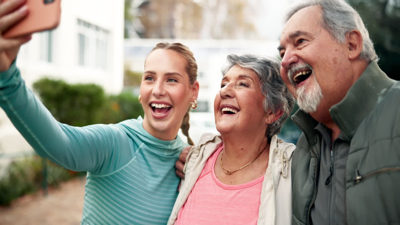 가족들이 셀피를 찍고 있습니다.