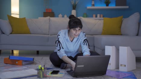 mujer trabajadora de oficina en casa feliz y alegre.