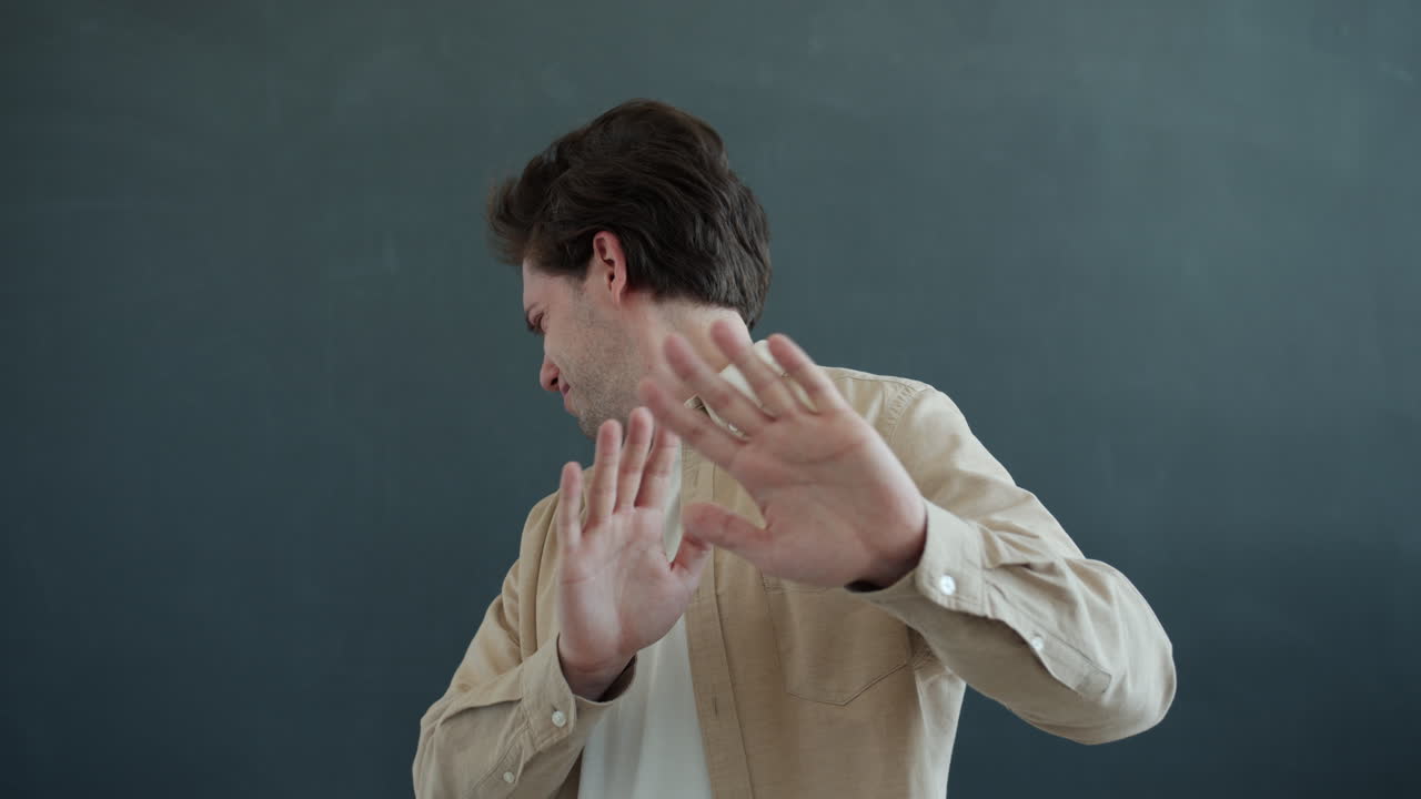 человек, выражающий отвращение.