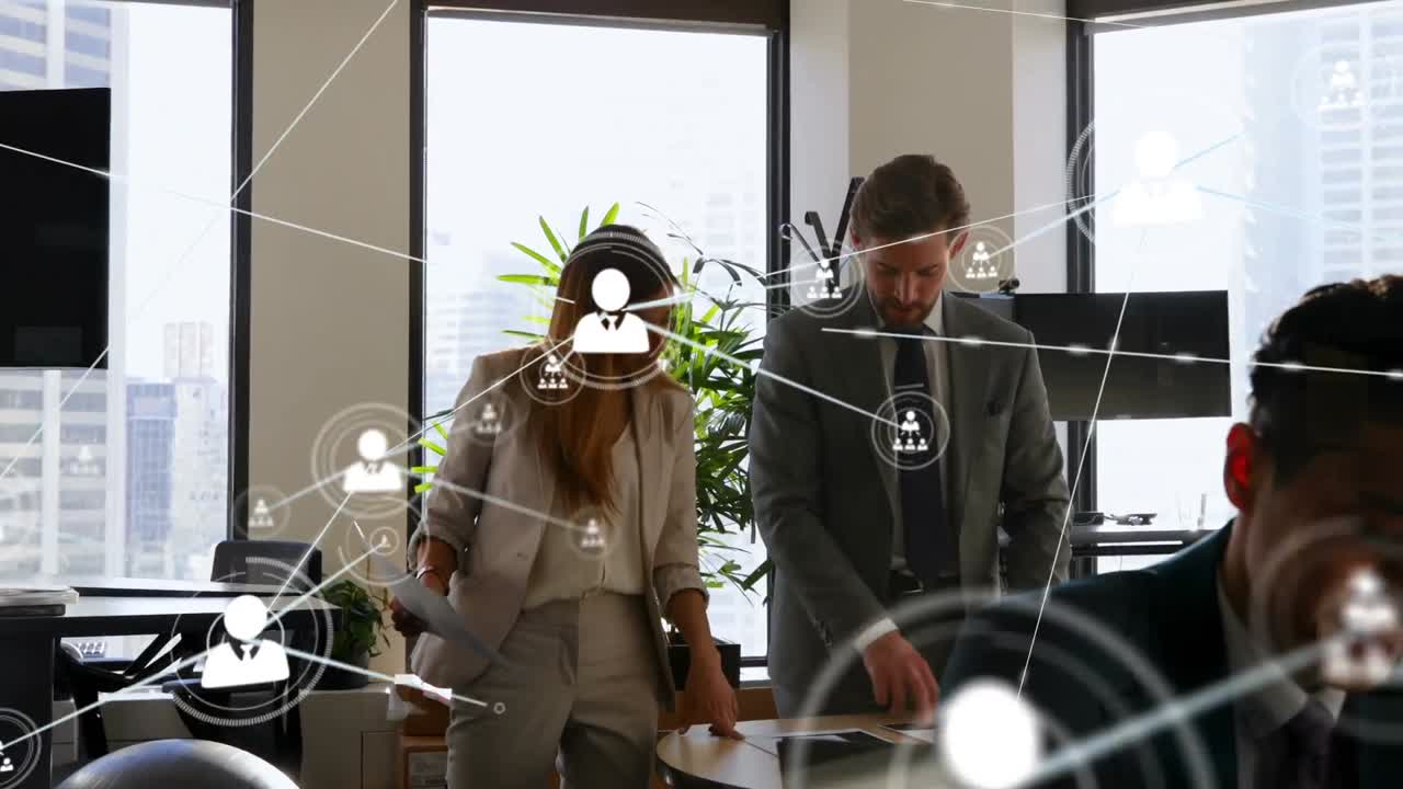 анимация икон профиля, соединяющаяся с линиями над многорасовыми коллегами, обсуждающими отчеты