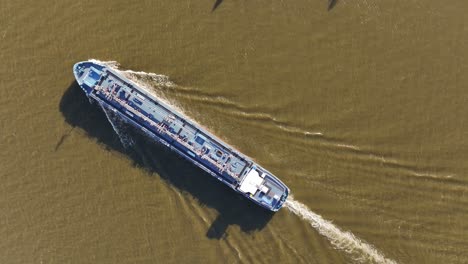 vista a vista de pájaro, el petrolero en el río se desarrolla como un barco poderoso pero gracioso