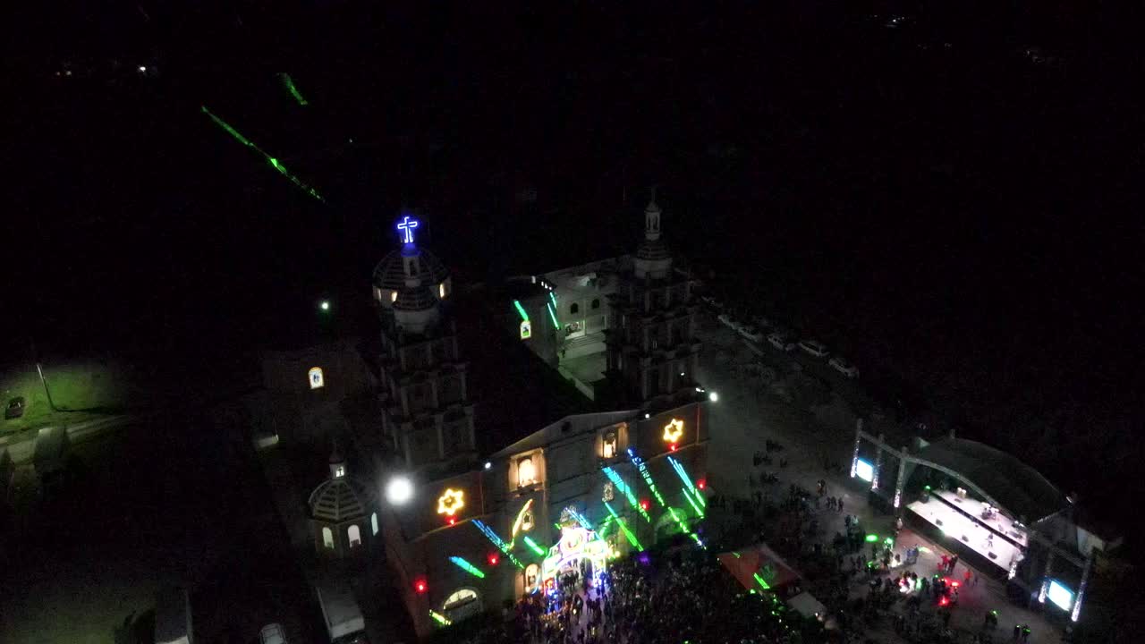 무대 앞 콘서트 군중의 실루엣